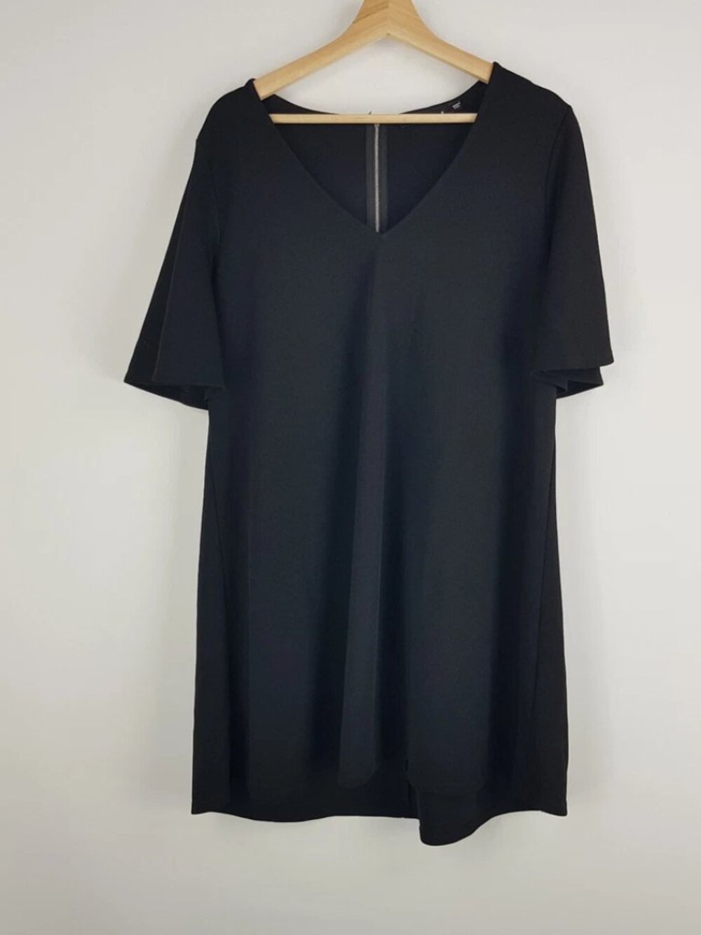 Sportsgirl Womens Size M 12 Black Straight Shift Dress V-Neck Short Sleeves